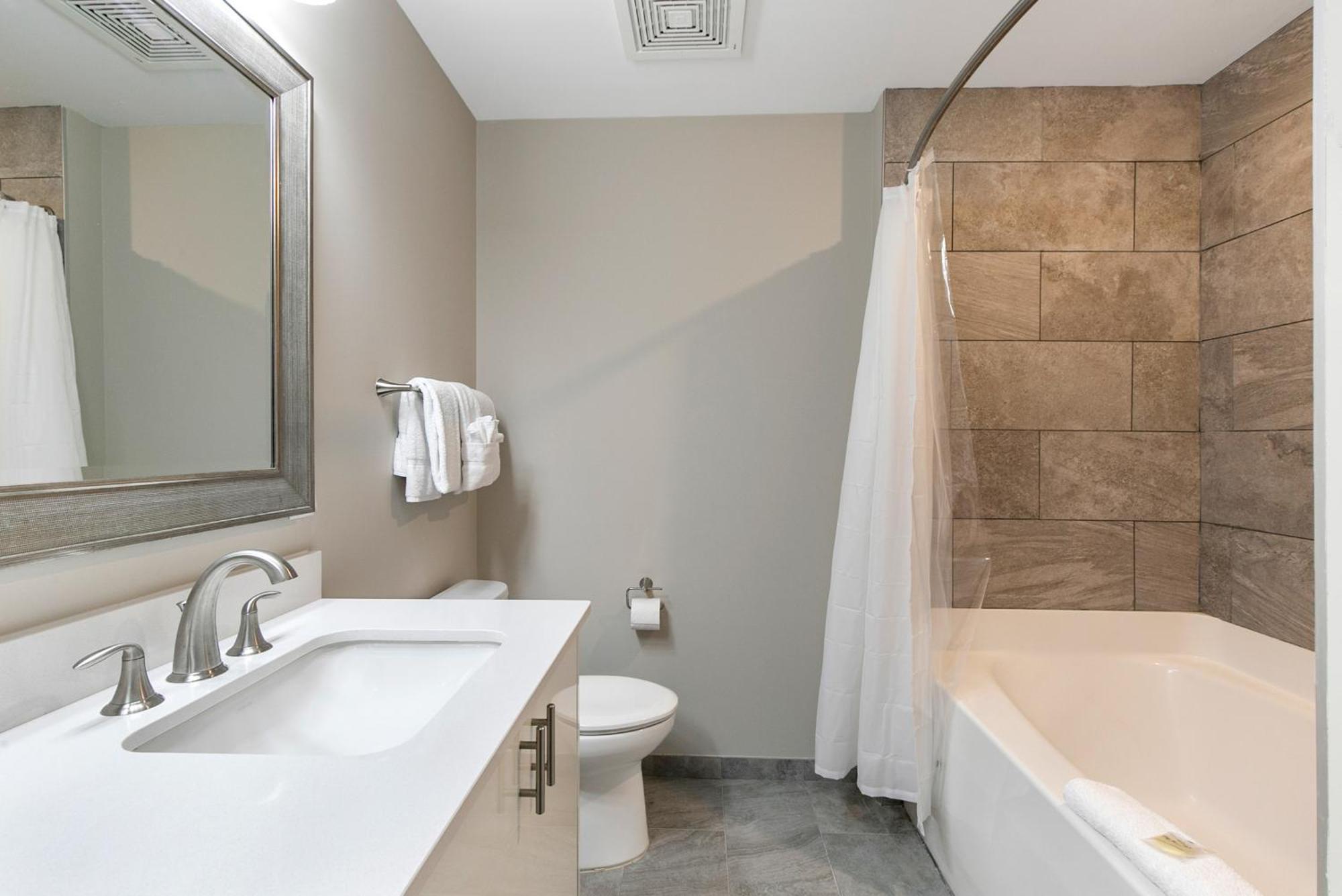 Spacious 4br Near French Quarter Apartment *